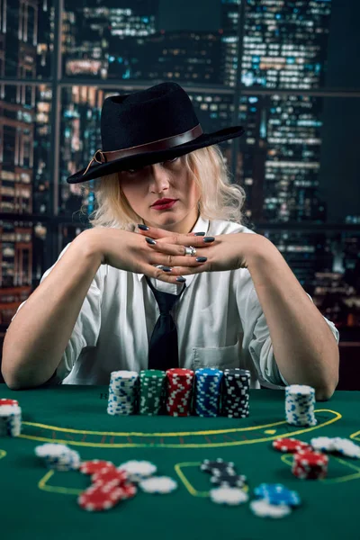 Lány Kereskedő Vagy Krupié Keveri Póker Kártyák Kaszinóban Háttérben Zseton — Stock Fotó