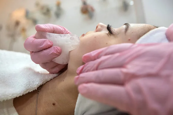 Cosmetologo Facendo Massaggio Facciale Con Strumento Pietra Gua Sha Trattamenti — Foto Stock