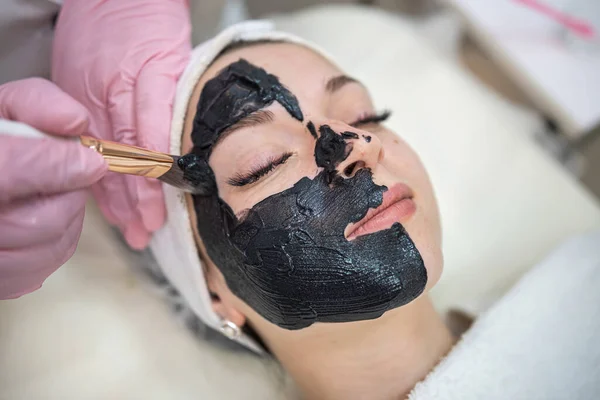 Femmina Sdraiata Male Clinica Centro Termale Riceve Maschera Cosmetica Nera — Foto Stock