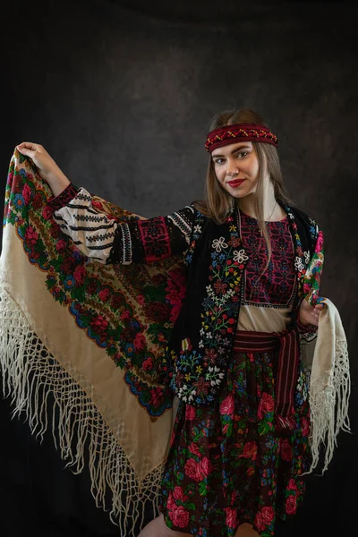 ウクライナの若いかなり女性は頭の上にVyshyvanka国家刺繍のドレスやハンカチを着用してください ファッションコンセプト 国の民俗文化 — ストック写真
