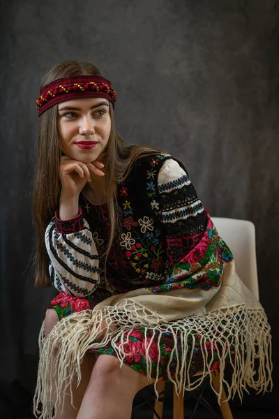 Gyönyörű Ukrán Fiatal Visel Etnikai Hímzett Blúz Sötét Háttér Függetlenség — Stock Fotó