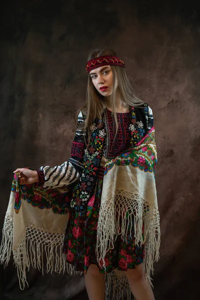 Hermosa Mujer Ucraniana Usar Ropa Étnica Tradicional Camisas Bordadas Pañuelo — Foto de Stock