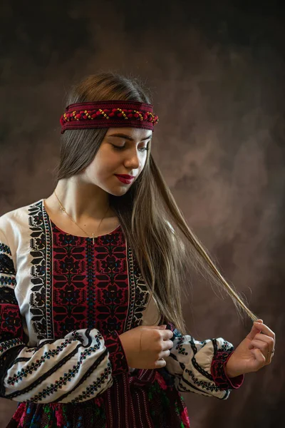 Krásná Ukrajinská Mladá Žena Nosí Etnicky Vyšívanou Blůzu Tmavém Pozadí — Stock fotografie