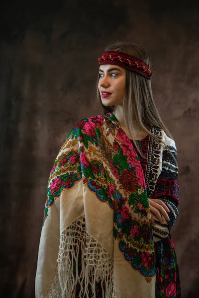 Hermosa Mujer Joven Ucraniana Usar Blusa Bordada Étnica Fondo Oscuro —  Fotos de Stock