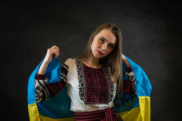 Молодий Українець Вишивці Ставить Студії Традиційний Одяг України National Mode — стокове фото