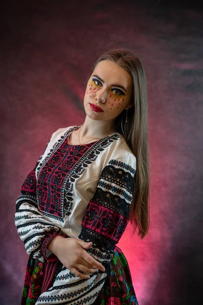 Blanke Vrouw Dragen Oekraïense Nationale Geborduurde Jurk Tegen Donkere Achtergrond — Stockfoto