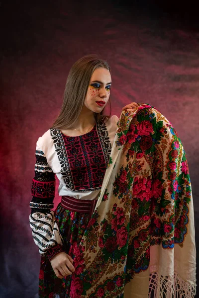 民族Vyshyvanka刺繍ブラウス民俗服の美しい女性 カルパチア地方 ウクライナ文化 — ストック写真