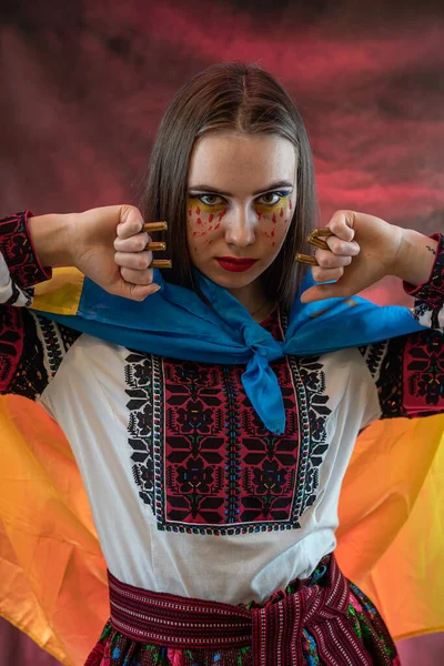 Krásná Brunetka Ukrajinská Žena Národních Šatech Vyšívací Šaty Jsou Smutné — Stock fotografie