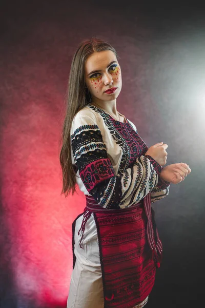 Молода Українка Носила Традиційний Одяг Вишивки Пози Студії Мозаїчна Тканина — стокове фото