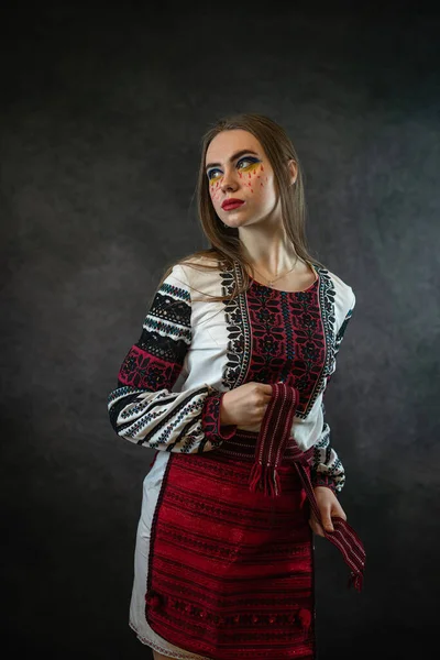 Hermosa Mujer Caucásica Ropa Tradicional Ucraniana Vestido Rojo Bordado Estudio — Foto de Stock