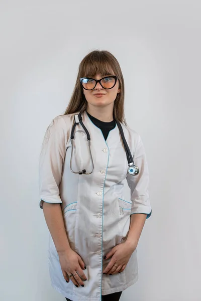 Portret Młodej Lekarki Noszącej Biały Mundur Medyczny Stetoskop Wyizolowany Szarym — Zdjęcie stockowe