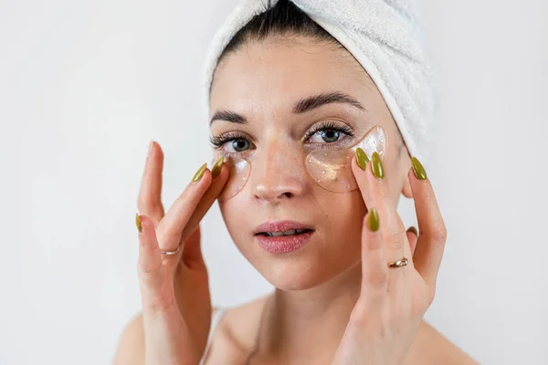 Senhora Encantadora Usando Adesivo Colágeno Sob Olho Para Limpar Pele — Fotografia de Stock