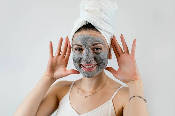 여성의 초상화는 흰색에 고립된 얼굴에 마스크를 치료를 즐기다 — 스톡 사진