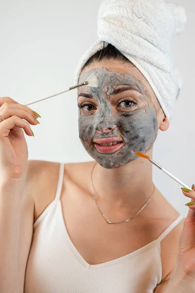 Kaukasisk Kvinna Tillämpa Lera Mask Med Borste Ansiktet Hudvård Fuktighetskräm — Stockfoto