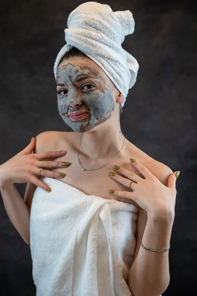 Viso Femminile Con Cosmetici Pulizia Maschera Grigia Bolla Sfondo Nero — Foto Stock