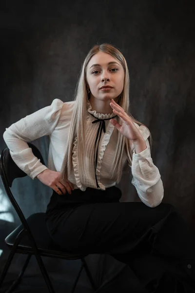 Porträtt Leende Blonda Positiva Affärskvinna Bär Vit Blus Sitter Stol — Stockfoto
