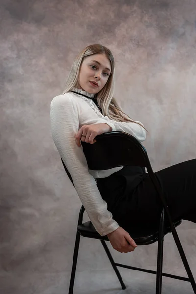 Pretty Kobieta Model Nosić Białą Bluzkę Czarne Spodnie Siedzi Krześle — Zdjęcie stockowe