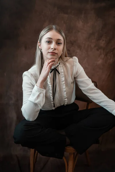 Portret Van Een Aantrekkelijke Blanke Vrouw Met Witte Blouse Stoel — Stockfoto