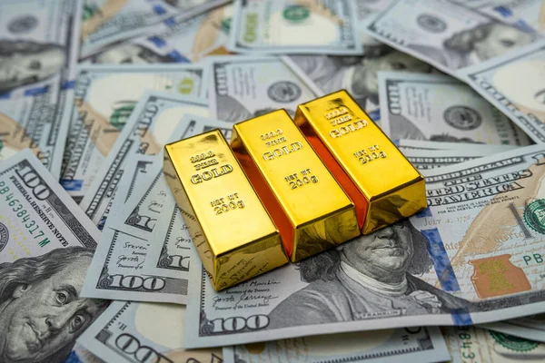 100 Dollar Bills Gold Bars Bullions Wealth Saving Concept — Fotografia de Stock