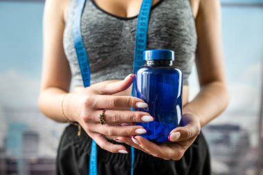 Mutlu gülümseyen kadının, sağlık için vitamin hapı içtiği yakın plan. diyet. Yiyecekler. Sağlıklı yemek ve yaşam tarzı. Vitamin hapları