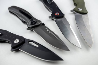 Dört Karambit bıçağı beyaza saplanmış. silah askeri kavramı