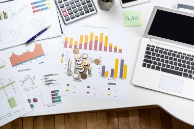 Ofis masasında yığınla para olan iş grafiği ya da çizelgesi. Kaydetme kavramı 