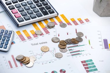 Ofis masasında yığınla para olan iş grafiği ya da çizelgesi. Kaydetme kavramı 