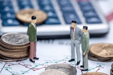 Yanımızdaki minyatür insanlar iş grafiği ve finans konsepti için para hesap makinesi