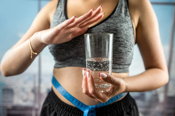 Hälsosam Vacker Ung Kvinna Som Håller Ett Glas Vatten För — Stockfoto