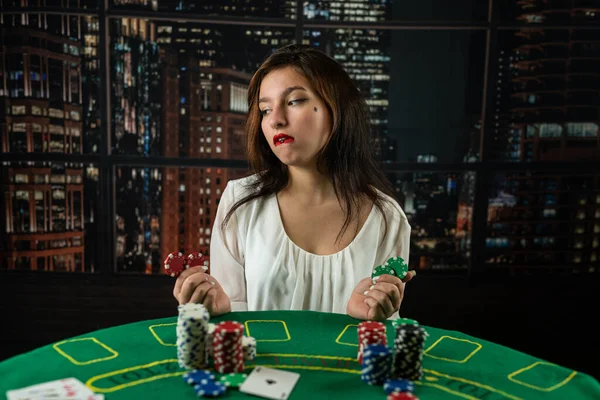 Ung Kvinna Sitter Vid Bordet Spelar Poker Och Håller Marker — Stockfoto
