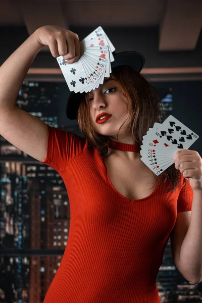 Linda Menina Cabelos Escuros Vestido Sedutor Vermelho Com Cartões Poker — Fotografia de Stock