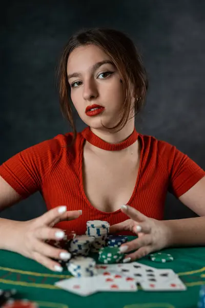 Vacker Ung Flicka Sitter Vid Ett Pokerbord Med Kort Händerna — Stockfoto