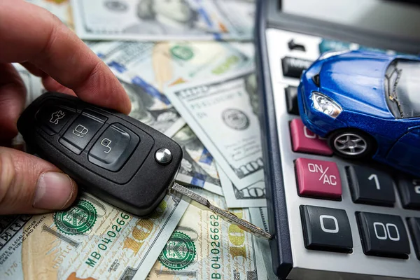 Erkek Arabanın Anahtarlarını Dolar Üzerinden Tutar Satış Kira — Stok fotoğraf