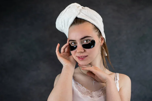 Mujer Con Toalla Aplica Parches Belleza Bajo Los Ojos Aislados — Foto de Stock