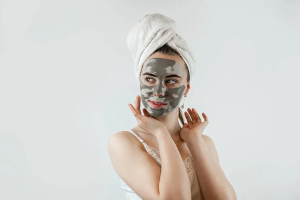 Krásná Mladá Žena Černým Blátem Nebo Hliněnou Maskou Pro Obličej — Stock fotografie