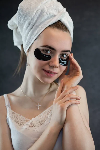 Ritratto Giovane Donna Con Macchie Bellezza Applicate Nere Isolate Sfondo — Foto Stock