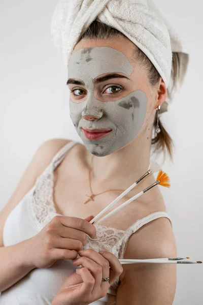 Mujer Bonita Aplicando Con Arcilla Cepillo Mascarilla Facial Barro Aislado —  Fotos de Stock