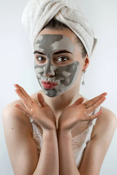 Jovem Mulher Branca Toalha Aplicando Lama Máscara Preta Seu Rosto — Fotografia de Stock