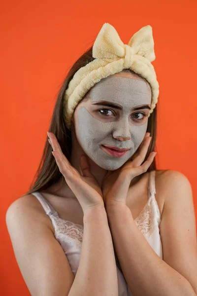 Porträtt Ung Dam Med Grön Närande Kalvmask Ansiktet Isolerad Orange — Stockfoto