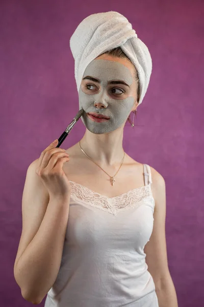 Portrét Mladé Ženy Zelenou Hliněnou Maskou Tváři Izolované Fialové Kosmetické — Stock fotografie