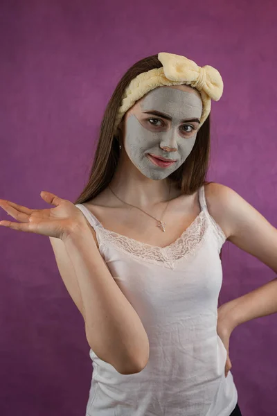 Retrato Mulher Jovem Com Máscara Barro Verde Seu Rosto Isolado — Fotografia de Stock