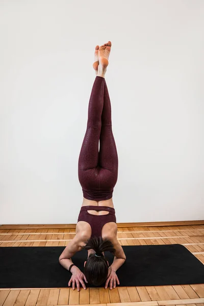 Femme Blanche Forme Pratiquant Yoga Maison Sport Streching Studio Fitness — Photo