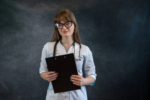 Die Hübsche Junge Krankenschwester Trägt Uniform Und Hält Stethoskop Und — Stockfoto