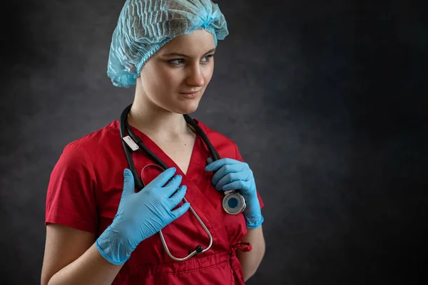 Porträt Einer Jungen Ärztin Rotem Mantel Handschuhen Und Mütze Mit — Stockfoto