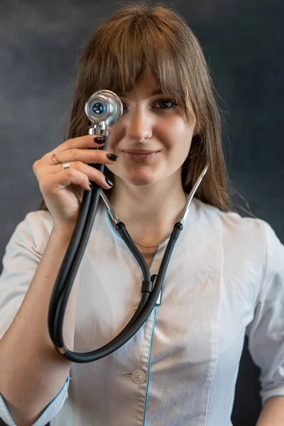 Portret Kobiety Lekarza Ogólnego Lub Lekarza Stetoskopem Wyizolowanym Podstawie Ciemnej — Zdjęcie stockowe