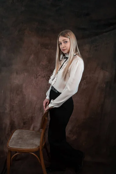Retrato Mulher Linda Usar Blusa Branca Tiro Estúdio — Fotografia de Stock
