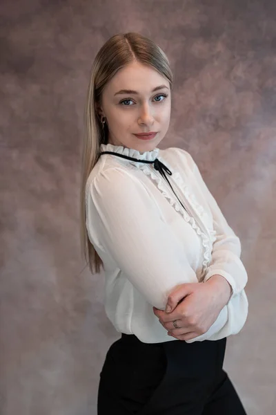 Retrato Una Joven Mujer Negocios Caucásica Blusa Blanca Sesión Estudio —  Fotos de Stock