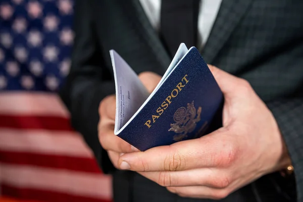Επιχειρηματίας Που Κατέχει Και Διαβάζει Αμερικανικό Διαβατήριο Έννοια Επαγγελματικών Ταξιδιών — Φωτογραφία Αρχείου