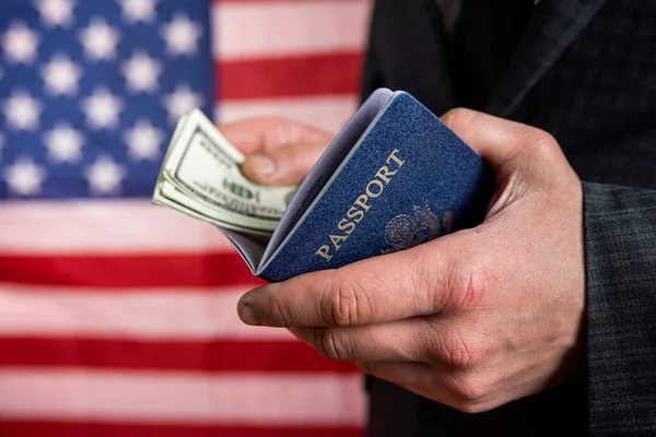 Adamı Seyahat Için Dolar Taşıyan Abd Pasaportunu Elinde Tutuyor Finans — Stok fotoğraf
