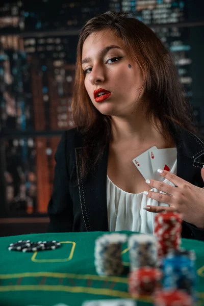 Female Hand Playing Cards Poker Chips Close Front Poker Table — Stockfoto